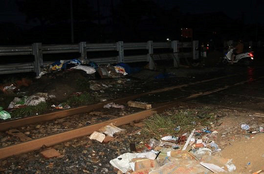 Người đàn ông bị tàu tông tử nạn trong mưa lớn