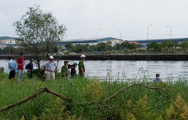 Thi thể thanh niên không mặc quần nổi trên sông ở Sài Gòn