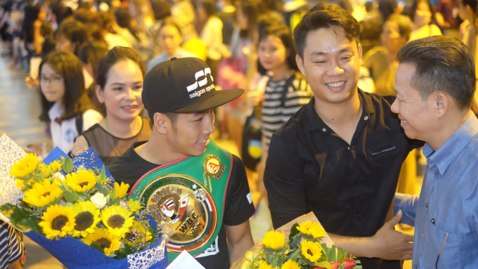 Trần Văn Thảo nâng đai WBC khi trở về Việt Nam