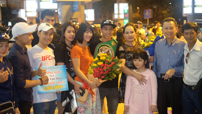 Trần Văn Thảo nâng đai WBC khi trở về Việt Nam