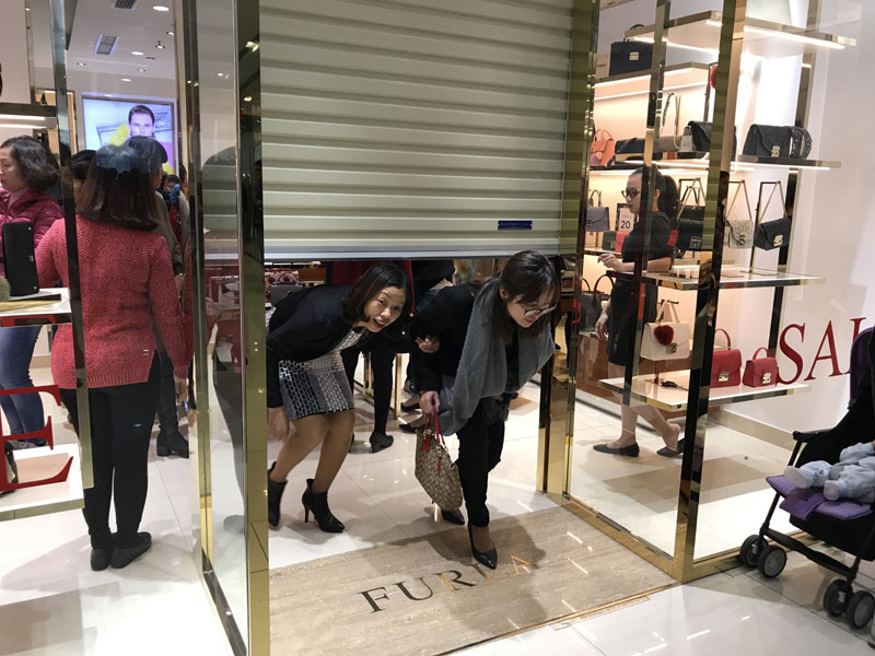 Vỡ trận Black Friday: Đóng cửa chối khách, chị em luồn khe chui vào