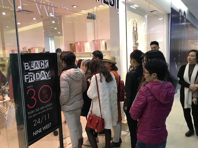Vỡ trận Black Friday: Đóng cửa chối khách, chị em luồn khe chui vào