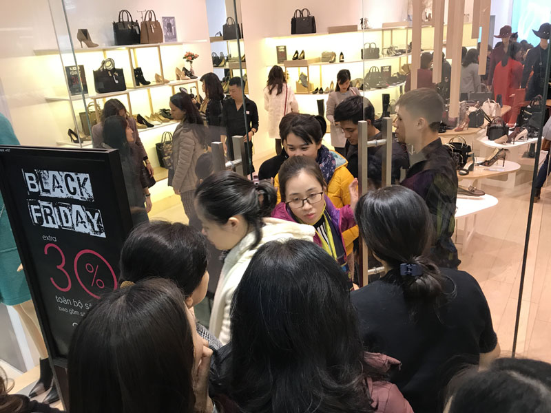 Vỡ trận Black Friday: Đóng cửa chối khách, chị em luồn khe chui vào