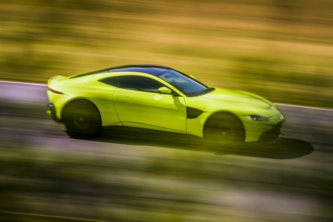 Tuyệt tác Aston Martin Vantage 2018 giá 3,4 tỷ đồng