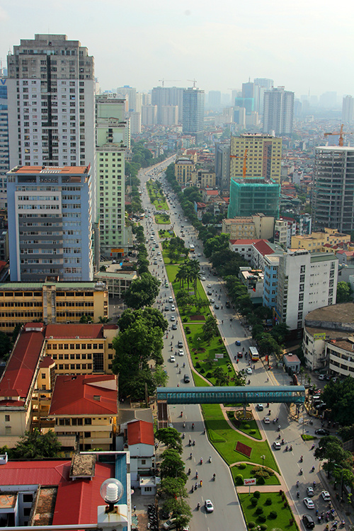 Hà Nội xén thảm cỏ trên đường đẹp nhất Việt Nam để chống ùn tắc