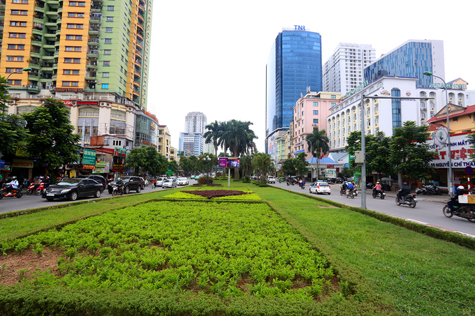 Hà Nội xén thảm cỏ trên đường đẹp nhất Việt Nam để chống ùn tắc