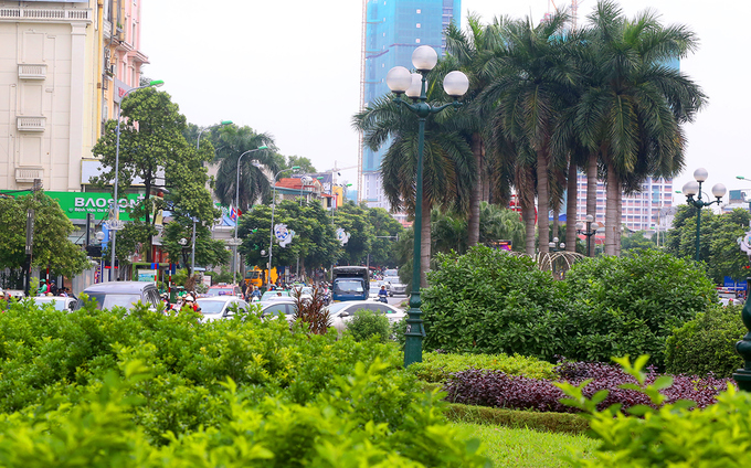 Hà Nội xén thảm cỏ trên đường đẹp nhất Việt Nam để chống ùn tắc