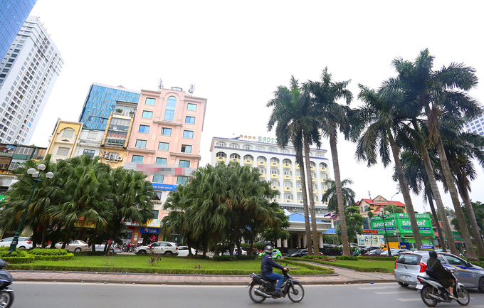 Hà Nội xén thảm cỏ trên đường đẹp nhất Việt Nam để chống ùn tắc