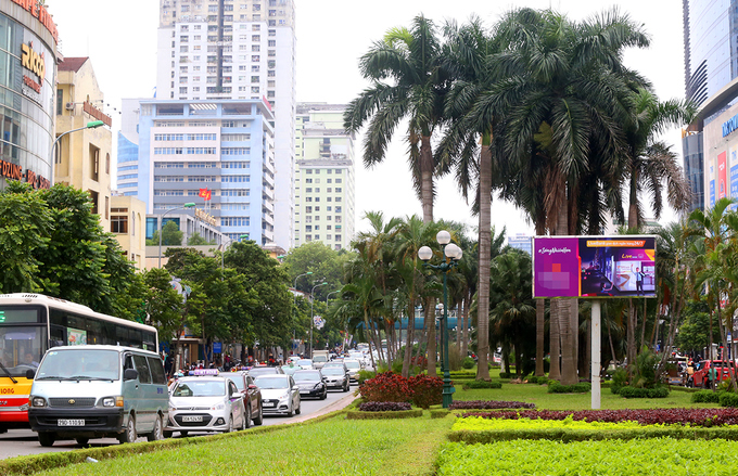 Hà Nội xén thảm cỏ trên đường đẹp nhất Việt Nam để chống ùn tắc