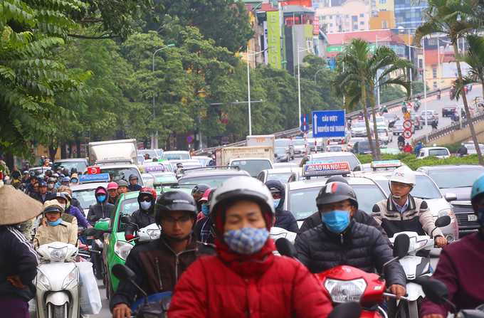 Hà Nội xén thảm cỏ trên đường đẹp nhất Việt Nam để chống ùn tắc