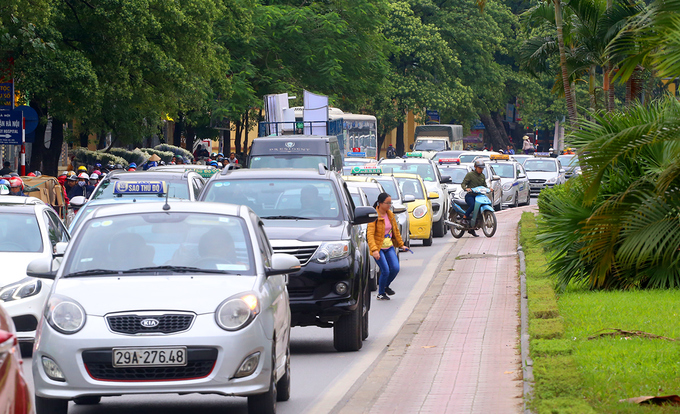 Hà Nội xén thảm cỏ trên đường đẹp nhất Việt Nam để chống ùn tắc