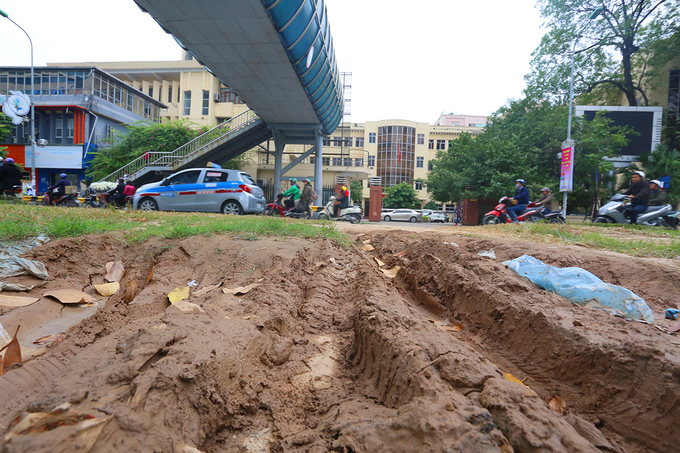 Hà Nội xén thảm cỏ trên đường đẹp nhất Việt Nam để chống ùn tắc