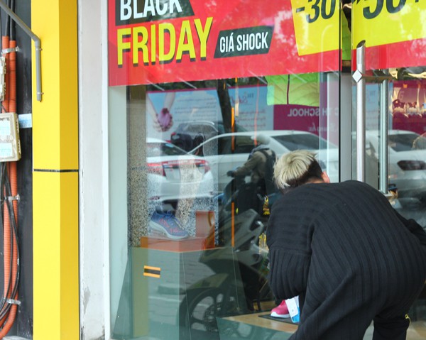 Hà Nội: Trời rét căm căm, nhiều người vẫn xếp hàng chờ mua hàng giảm giá ngày Black Friday từ sáng sớm