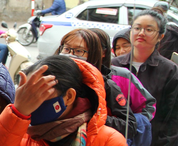 Hà Nội: Trời rét căm căm, nhiều người vẫn xếp hàng chờ mua hàng giảm giá ngày Black Friday từ sáng sớm