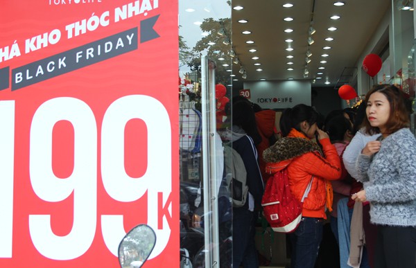 Hà Nội: Trời rét căm căm, nhiều người vẫn xếp hàng chờ mua hàng giảm giá ngày Black Friday từ sáng sớm