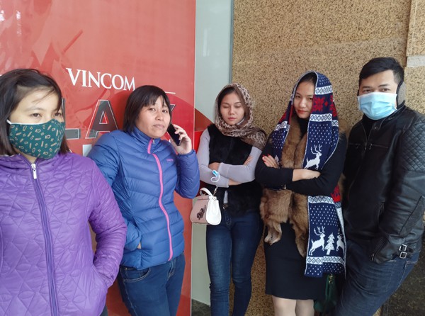 Hà Nội: Trời rét căm căm, nhiều người vẫn xếp hàng chờ mua hàng giảm giá ngày Black Friday từ sáng sớm