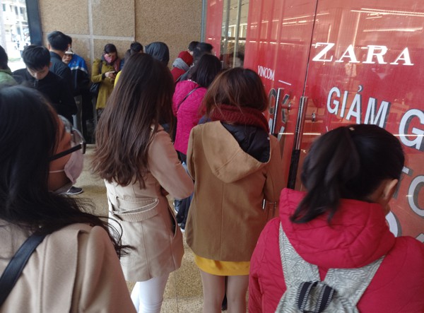 Hà Nội: Trời rét căm căm, nhiều người vẫn xếp hàng chờ mua hàng giảm giá ngày Black Friday từ sáng sớm