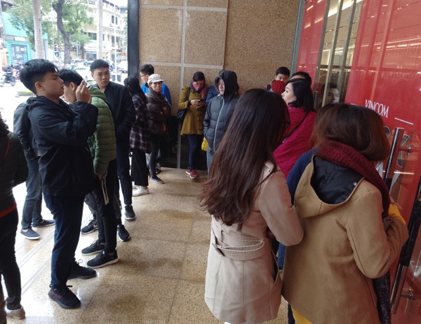 Hà Nội: Trời rét căm căm, nhiều người vẫn xếp hàng chờ mua hàng giảm giá ngày Black Friday từ sáng sớm