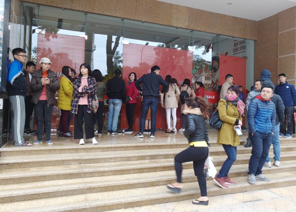Hà Nội: Trời rét căm căm, nhiều người vẫn xếp hàng chờ mua hàng giảm giá ngày Black Friday từ sáng sớm