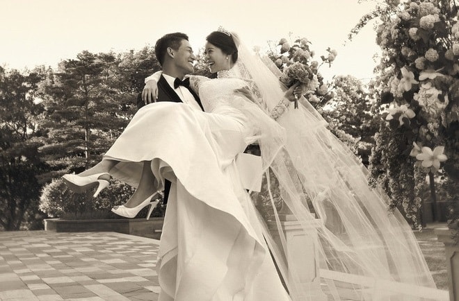 Nữ ca sĩ Hàn từng bị lộ clip nóng hạnh phúc bên chồng trẻ hơn 8 tuổi