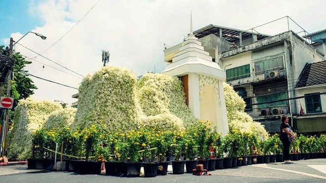 Thảm hoa lá khổng lồ trong tang lễ 90 triệu USD của nhà vua Thái Lan Thảm hoa lá khổng lồ trong tang lễ 90 triệu USD của nhà vua Thái Lan