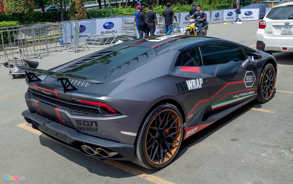 Lamborghini Huracan độ lạ mắt xuất hiện gần triển lãm xe VIMS