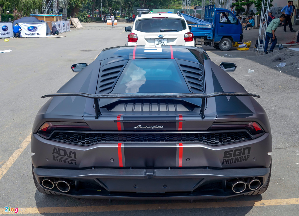Lamborghini Huracan độ lạ mắt xuất hiện gần triển lãm xe VIMS