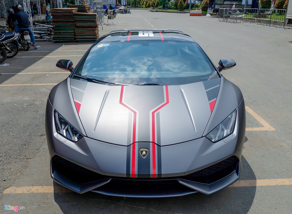 Lamborghini Huracan độ lạ mắt xuất hiện gần triển lãm xe VIMS