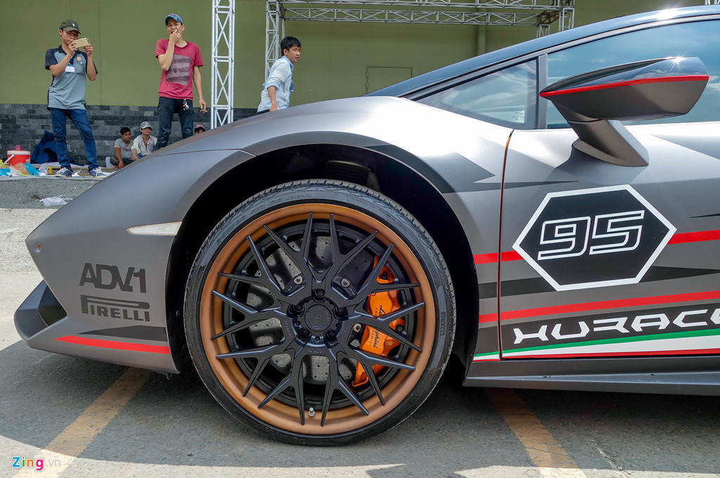 Lamborghini Huracan độ lạ mắt xuất hiện gần triển lãm xe VIMS