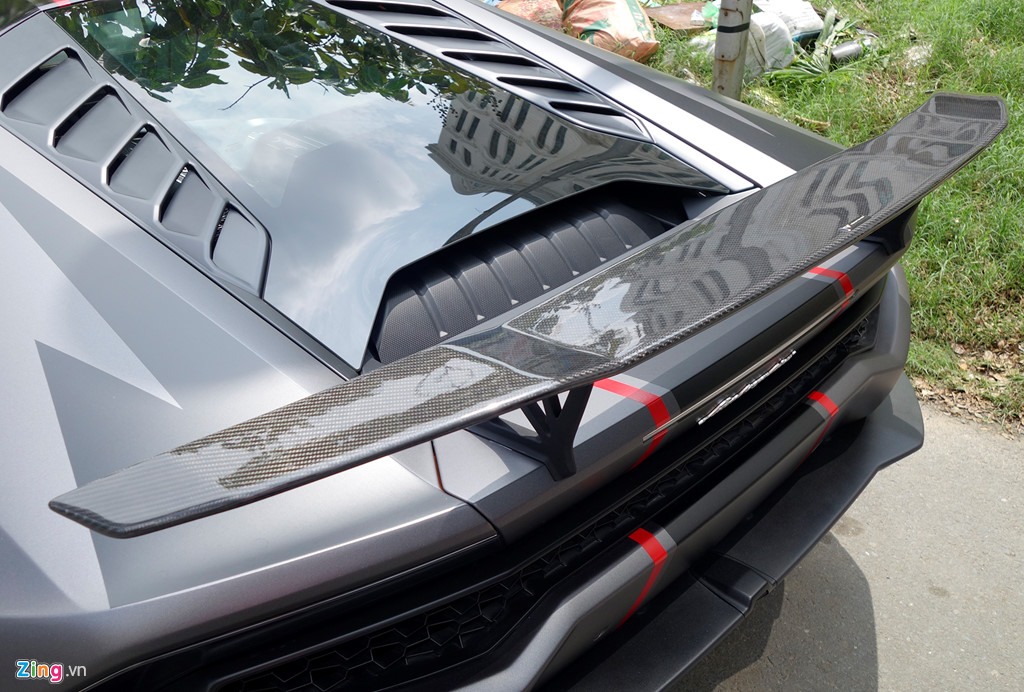 Lamborghini Huracan độ lạ mắt xuất hiện gần triển lãm xe VIMS