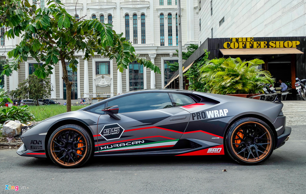 Lamborghini Huracan độ lạ mắt xuất hiện gần triển lãm xe VIMS