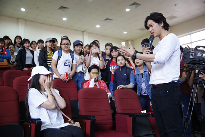 Vợ cũ Lâm Vinh Hải ôm mặt khi Hiền Sến bất ngờ tỏ tình giữa đám đông