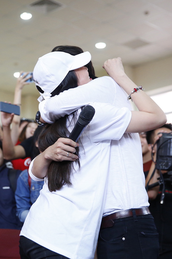 Vợ cũ Lâm Vinh Hải ôm mặt khi Hiền Sến bất ngờ tỏ tình giữa đám đông