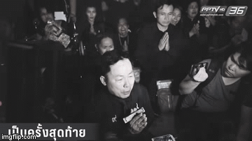 Nghẹn ngào nhìn lại những hình ảnh người dân Thái đến viếng thăm Quốc vương Bhumibol Adulyadej trong gần 1 năm qua