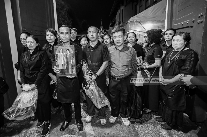 Nghẹn ngào nhìn lại những hình ảnh người dân Thái đến viếng thăm Quốc vương Bhumibol Adulyadej trong gần 1 năm qua Nghẹn ngào nhìn lại những hình ảnh người dân Thái đến viếng thăm Quốc vương Bhumibol Adulyadej trong gần 1 năm qua