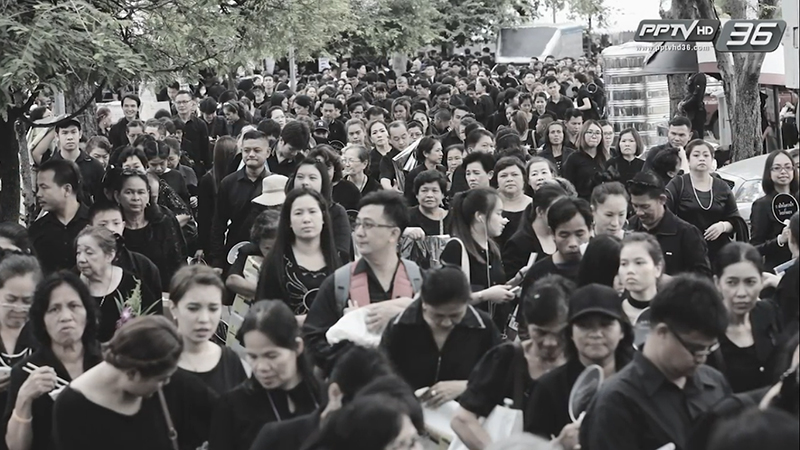 Nghẹn ngào nhìn lại những hình ảnh người dân Thái đến viếng thăm Quốc vương Bhumibol Adulyadej trong gần 1 năm qua