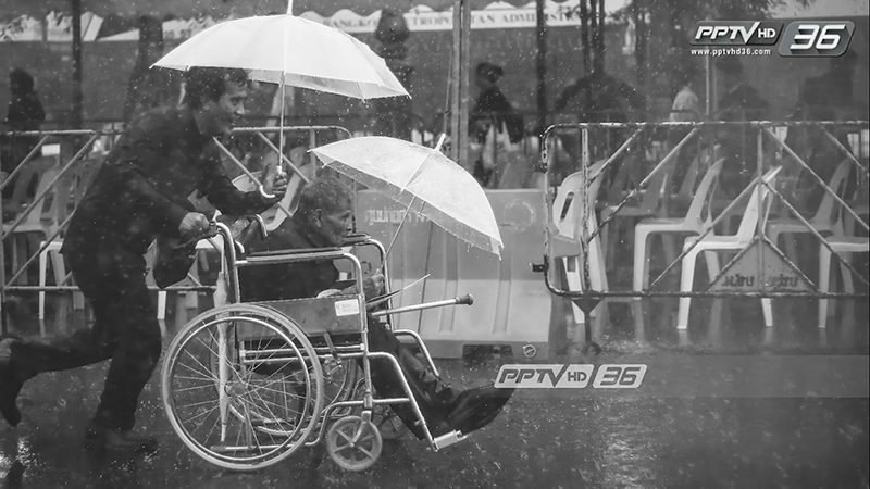 Nghẹn ngào nhìn lại những hình ảnh người dân Thái đến viếng thăm Quốc vương Bhumibol Adulyadej trong gần 1 năm qua Nghẹn ngào nhìn lại những hình ảnh người dân Thái đến viếng thăm Quốc vương Bhumibol Adulyadej trong gần 1 năm qua