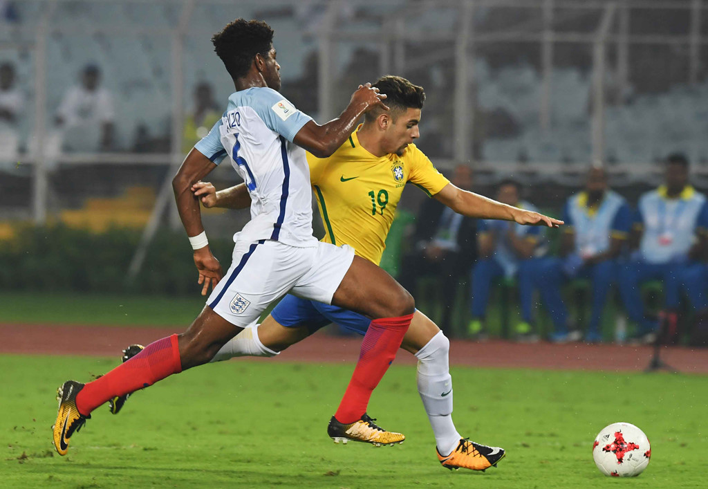 Sao trẻ Liverpool lập hat-trick, Anh hạ Brazil ở bán kết U17 World Cup