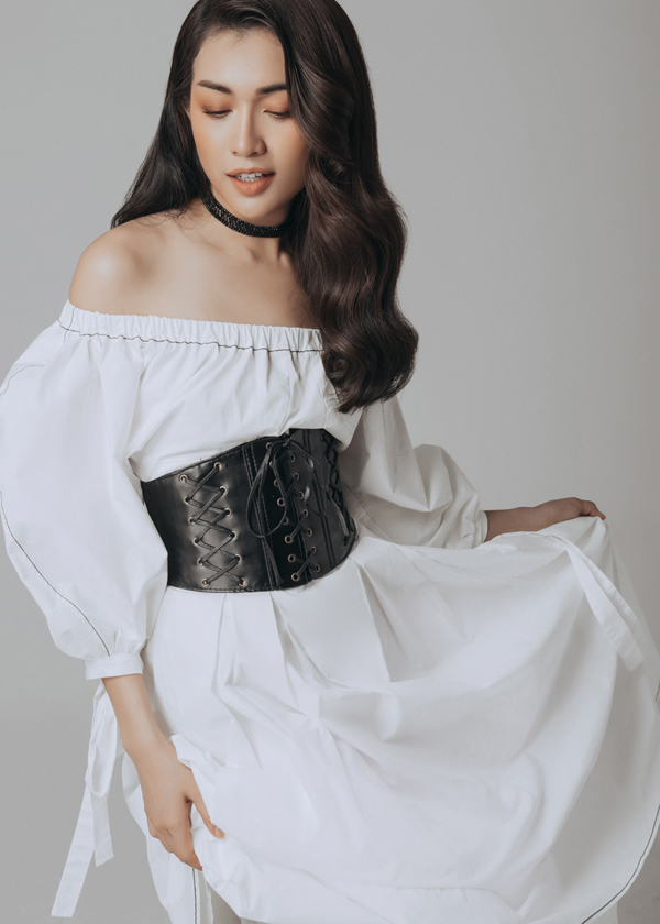 Lệ Hằng khoe dáng chuẩn với trang phục phá cách