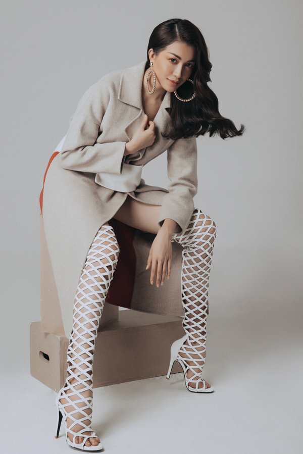 Lệ Hằng khoe dáng chuẩn với trang phục phá cách