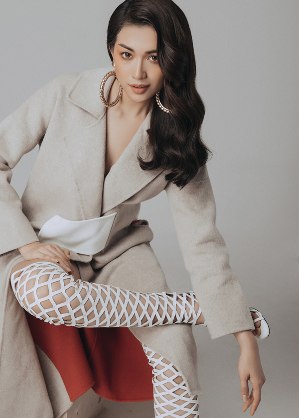 Lệ Hằng khoe dáng chuẩn với trang phục phá cách