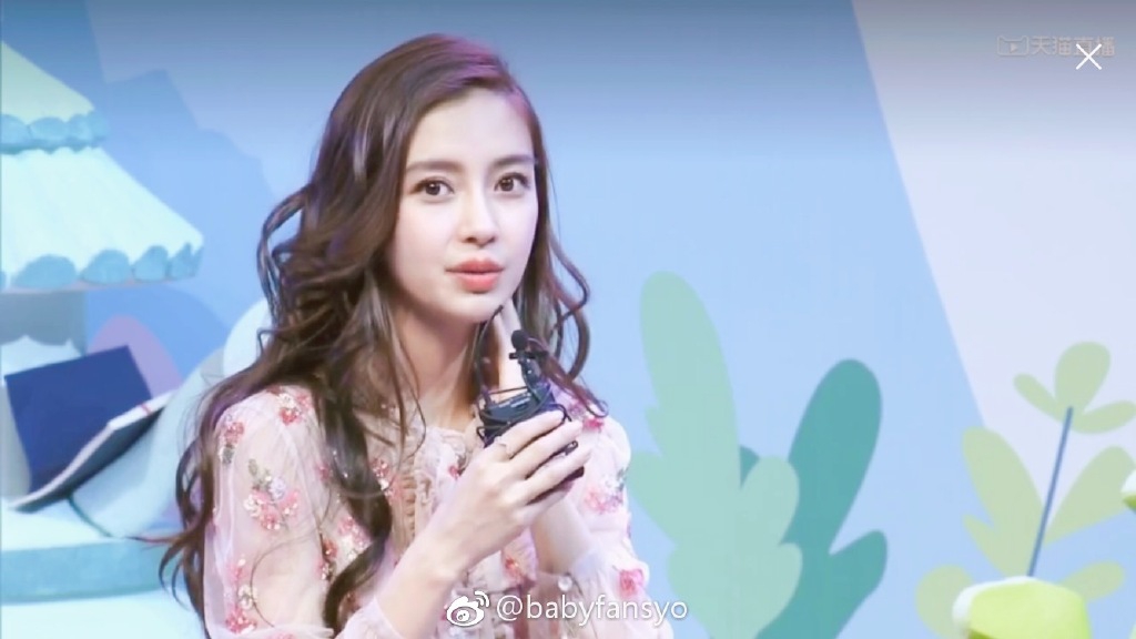 Nhan sắc ngày càng hoàn mỹ của Angela Baby sau khi bọc răng sứ, nhuộm tóc mới