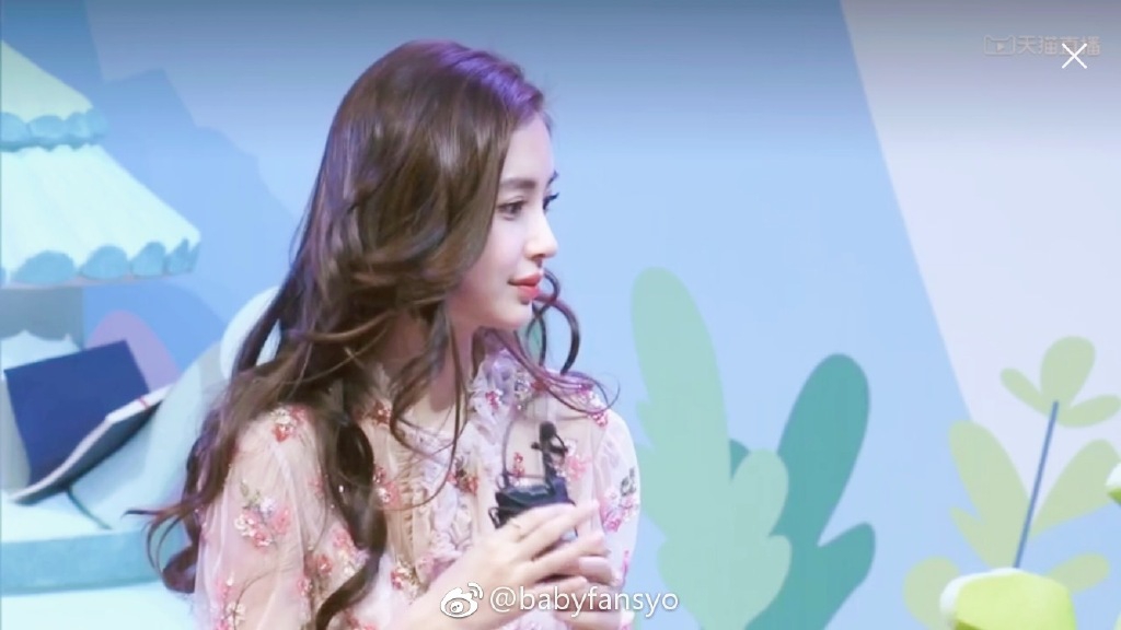 Nhan sắc ngày càng hoàn mỹ của Angela Baby sau khi bọc răng sứ, nhuộm tóc mới Nhan sắc ngày càng hoàn mỹ của Angela Baby sau khi bọc răng sứ, nhuộm tóc mới