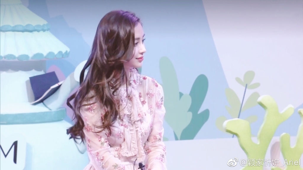 Nhan sắc ngày càng hoàn mỹ của Angela Baby sau khi bọc răng sứ, nhuộm tóc mới