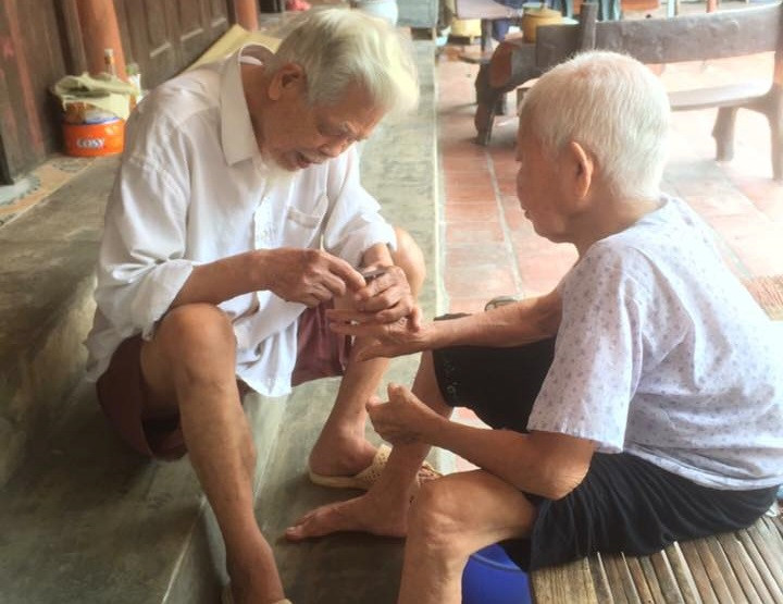 Dân mạng rộ trào lưu chia sẻ ảnh tình cảm của ông bà mình