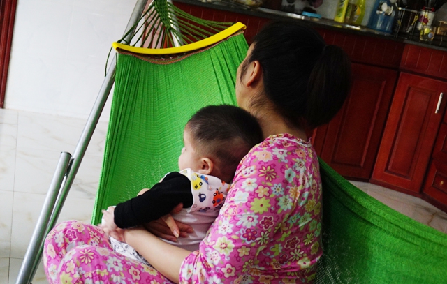 Bố run rẩy khi thấy con gần 5 tháng tuổi bị bảo mẫu đánh, giật lắc