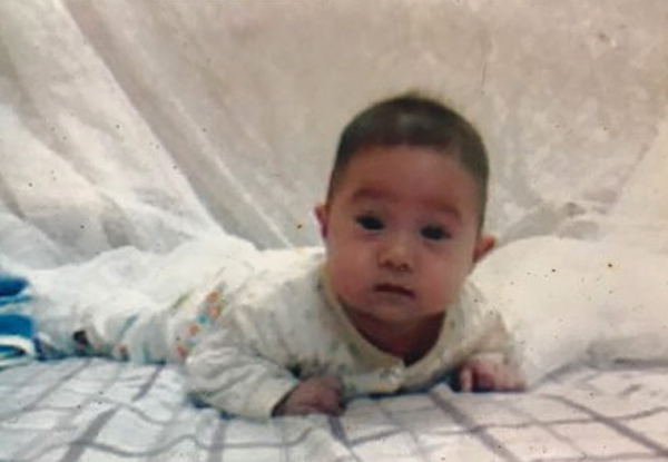 Hành trình bón từng giọt sữa cho con 1,2 kg của bà mẹ Hà Nội