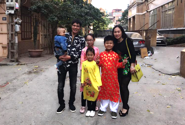 Hành trình bón từng giọt sữa cho con 1,2 kg của bà mẹ Hà Nội