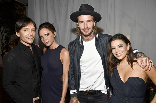 Chụp hình cùng Beckham nhưng Victoria lại ôm eo người đàn ông khác