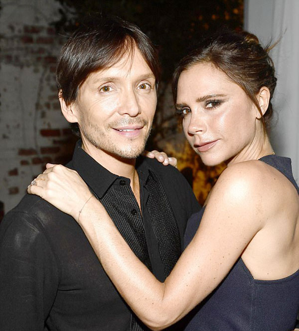 Chụp hình cùng Beckham nhưng Victoria lại ôm eo người đàn ông khác